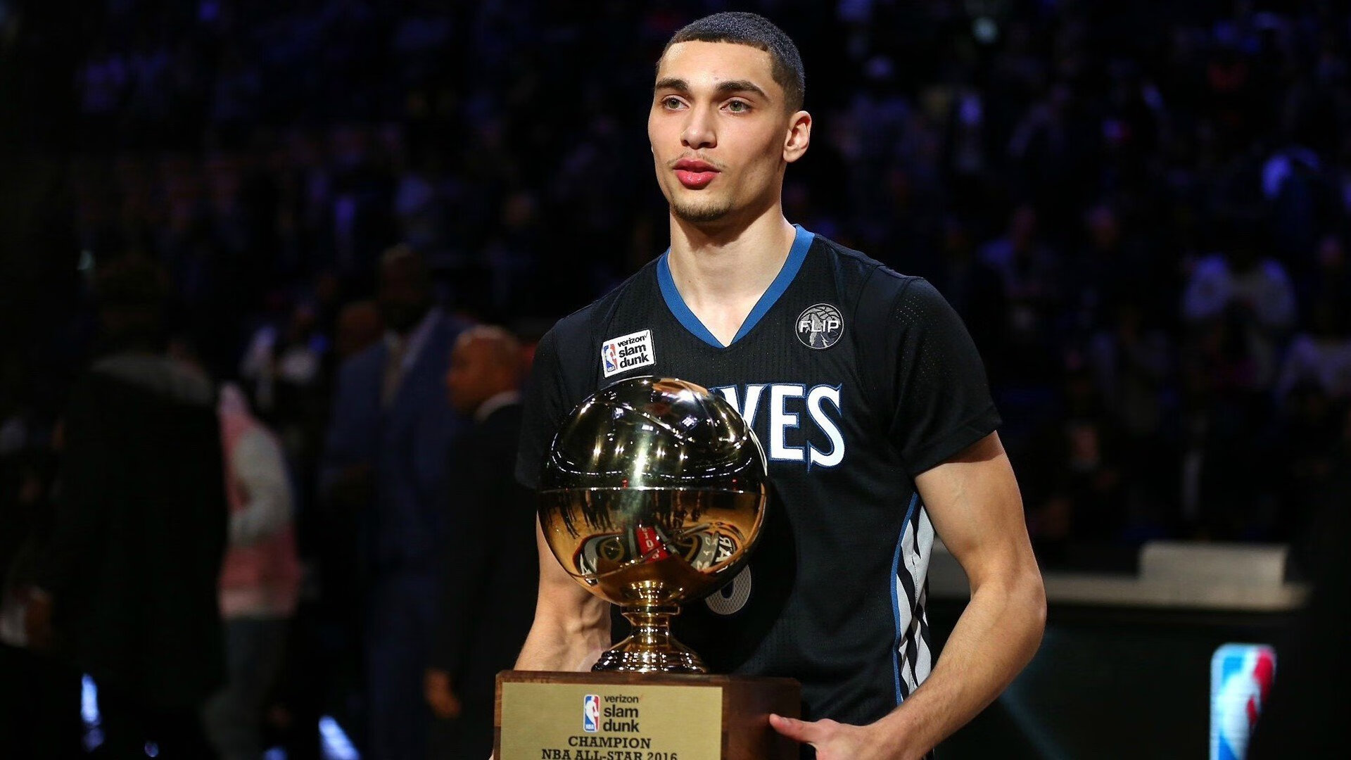 开云官网-托桑·埃夫布奥姆万在NBA常规赛中首次亮相，埃托奥和布冯相视一笑